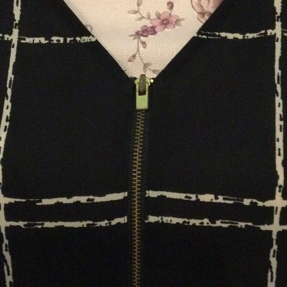 Express Black & White Blouse - Picture 4 of 6